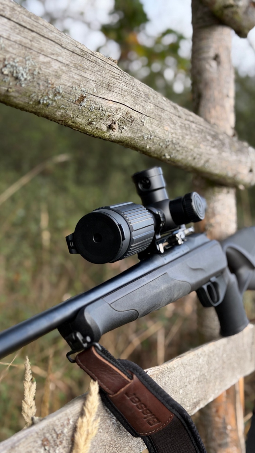 RIX Tourer T50 4K se zavřenou krytkou na Blaseru R8 opřeném o dřevěné zábradlí