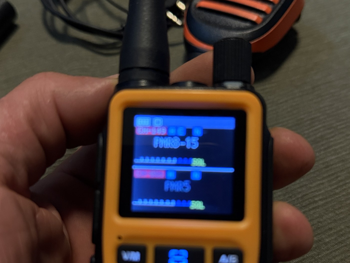 Displej stanice Baofeng UV-5R Mini se dvěma kanály nad sebou, PMR8-15 a PMR5