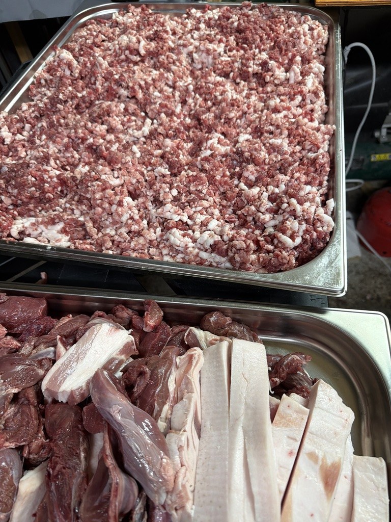 Gastronádoba s namletou směsí a pod ní nakrájené maso s vepřovým bokem